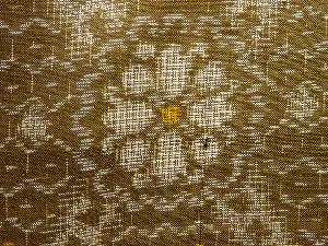 アンティーク　斜め格子に花模様織り出し本場村山泥大島紬着物